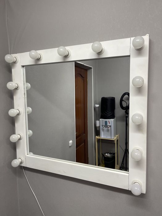 Продам зеркало с лампочками