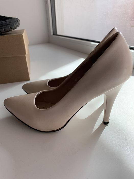 Продам туфли бежевые 35 размер