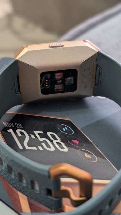 Ceas Fitbit Ionic Gold