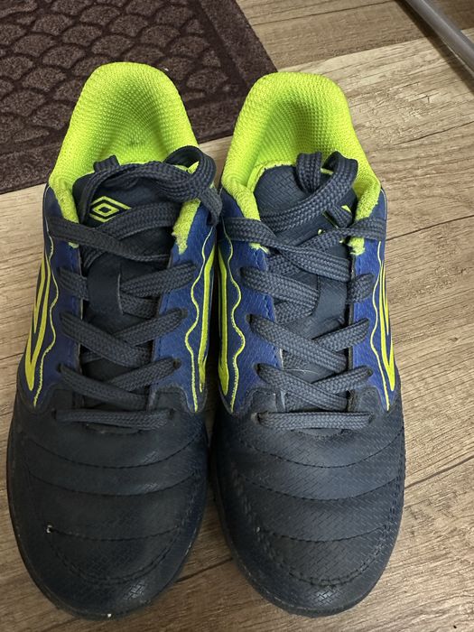 Детски футболни обувки umbro