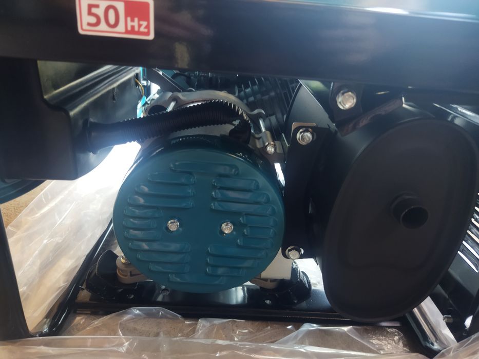 Бензогенератор новый