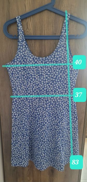 Синя рокля с бели цветчета