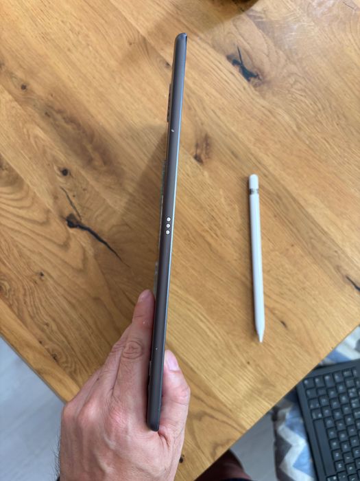 iPad 8th generation 128GB Apple Pencil & Logitech keyboard