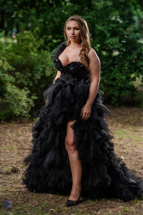 Продавам балната си си рокля, модел 2025 година.