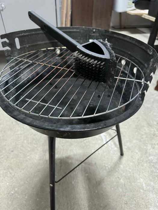 gratar negru cu gratar si perie de curatare