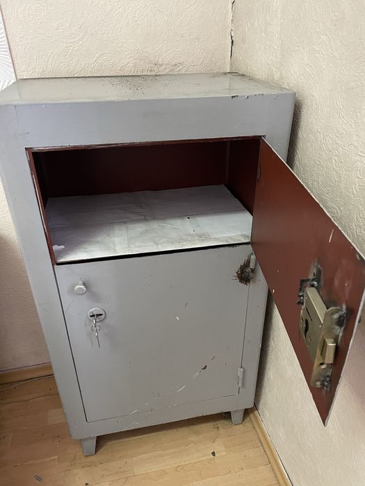 Продам металлический сейф