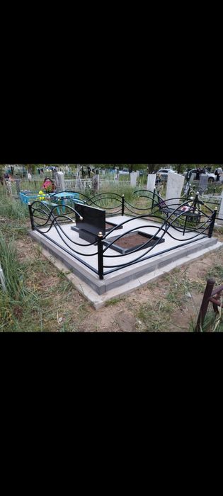 Оградки, кресты, цветники.