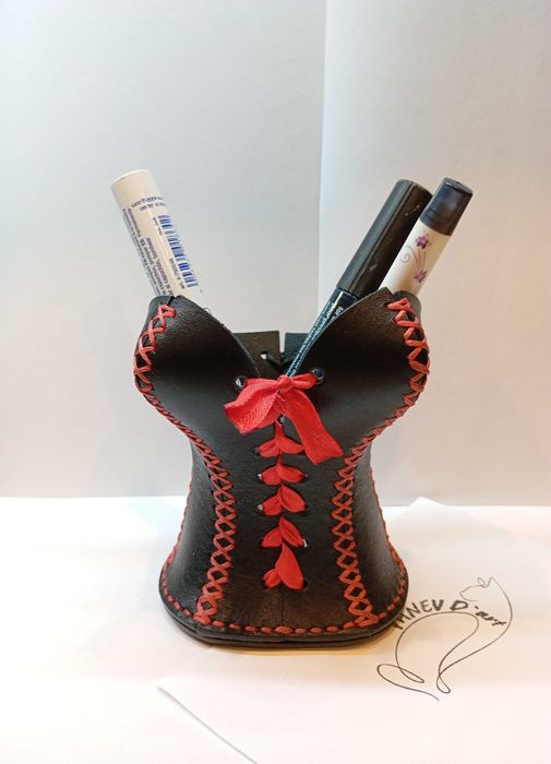 Моливник / органайзер / контейнер за моливи и химикали за бюро