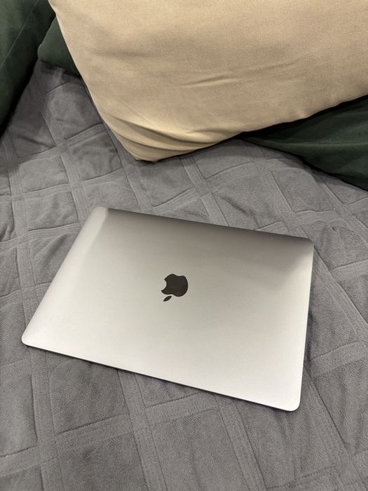 Продам Macbook почти новый