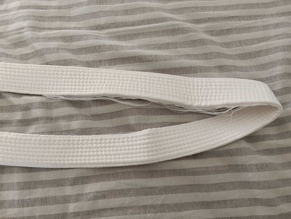 Продавам нагръдник и екип за таекуондо