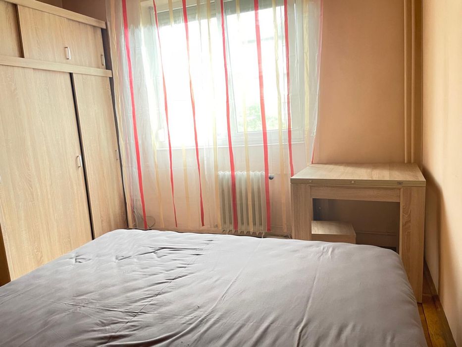 Inchiriez apartament 3 camere, decomandat, ultracentral, etaj 3/10 Bd. Magheru Oradea