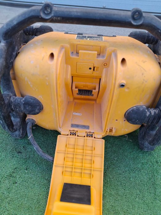 Акумулаторно радио DeWALT