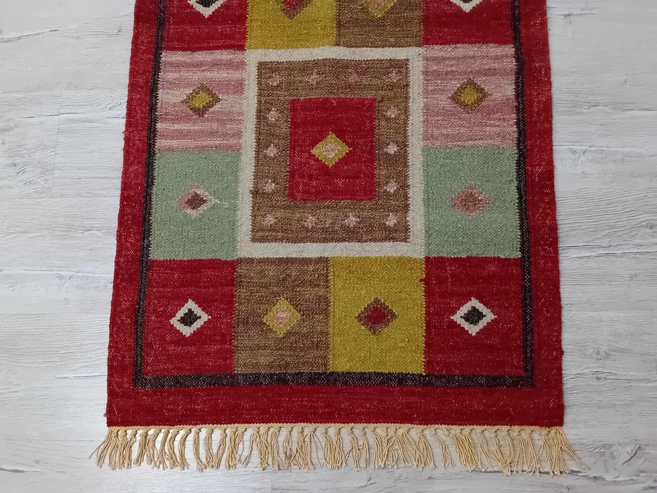 Covor țărănesc cu model şi franjuri lucrat manual, din lână și iută