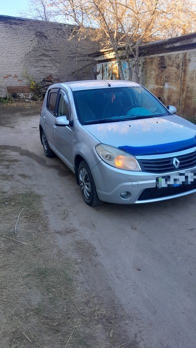 Рено сандеро  автомобиль