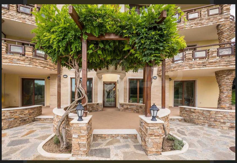 Продава се Тристаен апартамент в Варна, Бриз - 159 кв.м за 2580 €/кв.м - Снимка #2