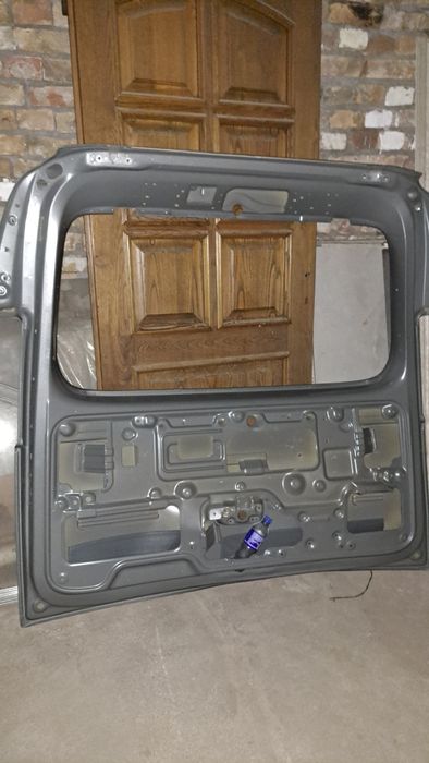 Багажный дверь от hyundai staria