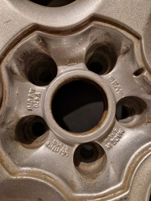 Vând jantă aluminiu 5 x 100 cu cauciuc