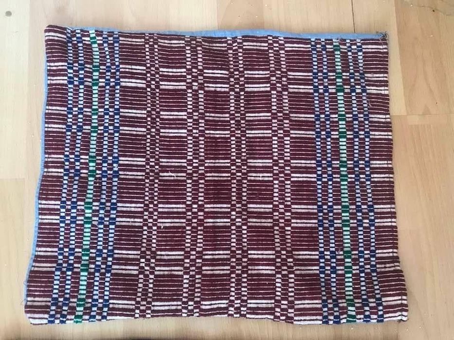 Бродирани и тъкани възглавници от стария сандък