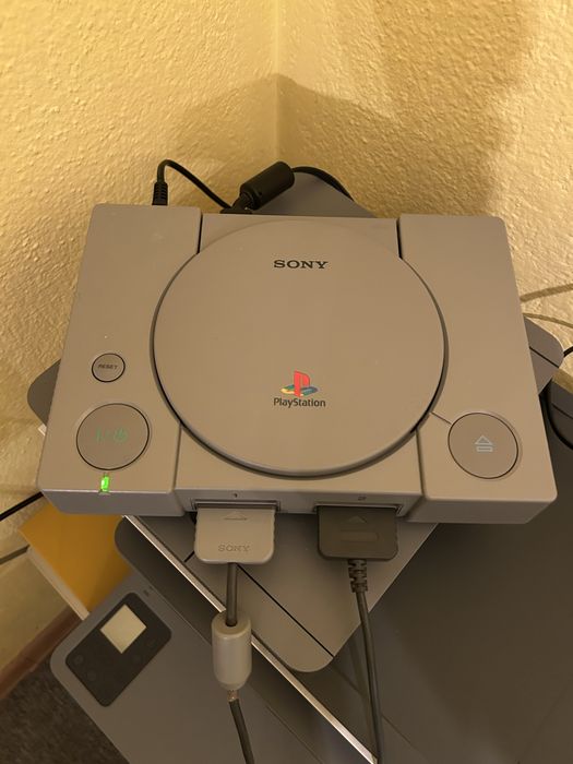 Ретро Лот: PlayStation 1 (PS1) SCPH-7502 + 2 Джойстика + 7 Оригинални Игри