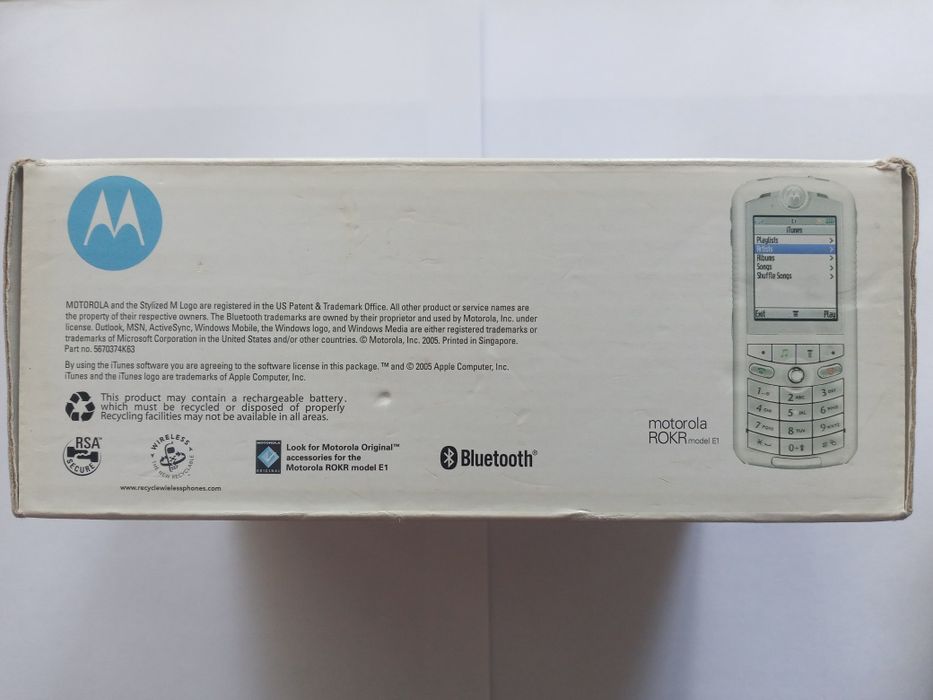 Кнопочный телефон Motorola ROKR E1