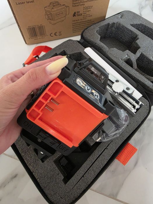 Nivelă laser 4D Bigstren, cu 16 linii 360° autonivelantă, impermeabilitate IP54, rezistentă la praf, murdărie, stropi, int-ext, 2 baterii de 1500 mAh