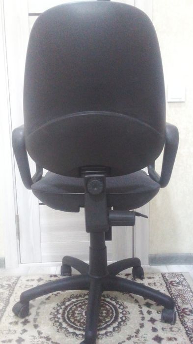Kreslo sotiladi. 2 ta dona. Amortizator ishlidi. Spinkasi ishlamidi.