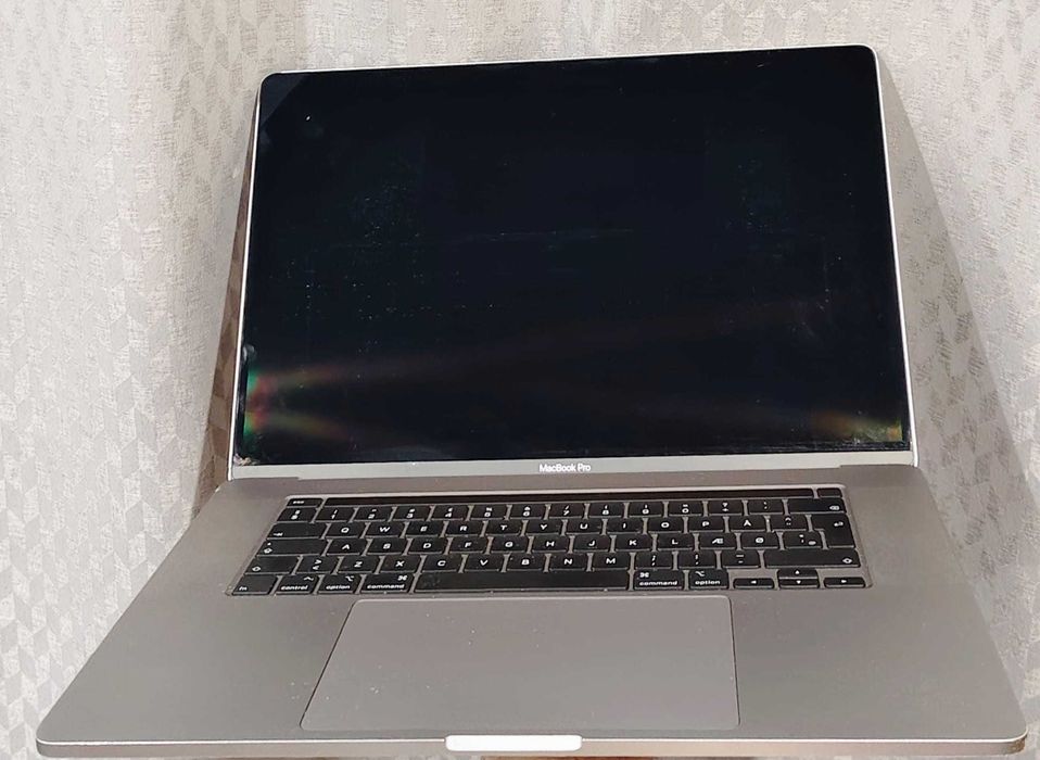 Macbook Pro Defect Pt piese i9-9880H Radeon Pro 5500M 32 GB RAM 1 TB SSD 2019