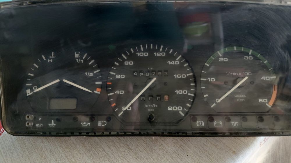 Mai multe piese disponibile/Ceasuri volkswagen t4 1994