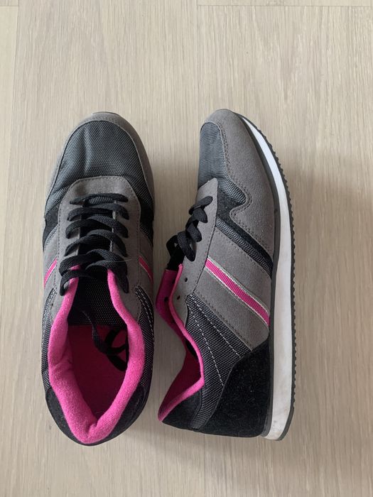 Vand adidasi (41) pentru dama.