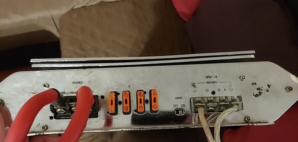 Продавам мощен автоусилвател Audiobahn A2300HTC 2400w