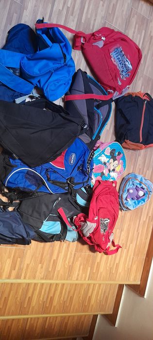 Rucsacuri diverse mărimi, forme