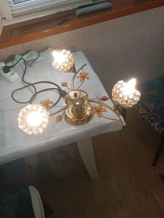 Продам трехрожковую люстру