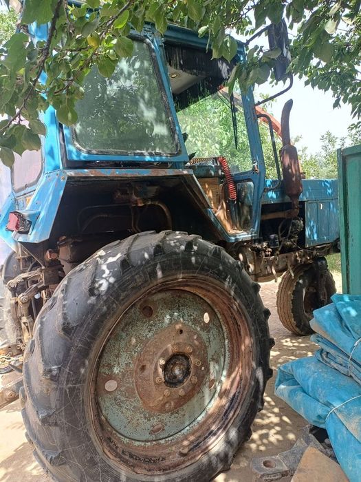 Traktor zo‘r qora mator zadni mos karopka gipayt xolatda ishga tayyor