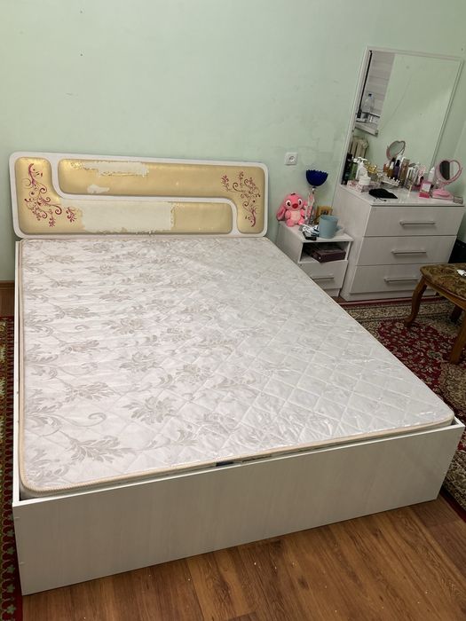 Еще есть 2 тумбочки