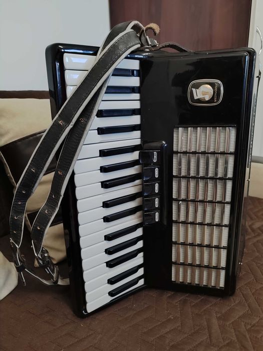 Акордеон Weltmeister Stella 60 баса. Много запазен. Отлично състояние.