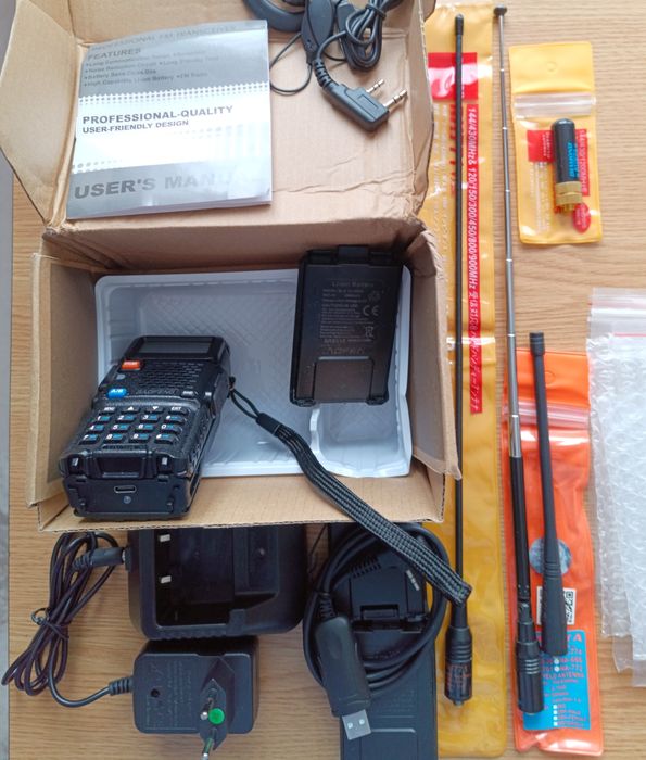 Renumita stație radio Baofeng UV-5R cu 2 baterii și multe accesorii