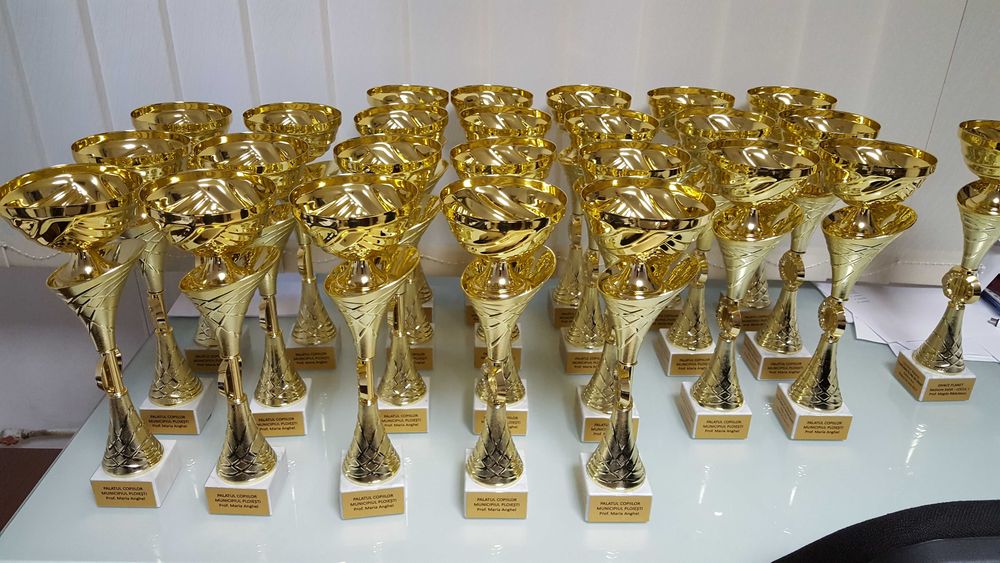 Bannere,trofee,medalii,sablare,litere/logo polistiren,casete cu 2 fete