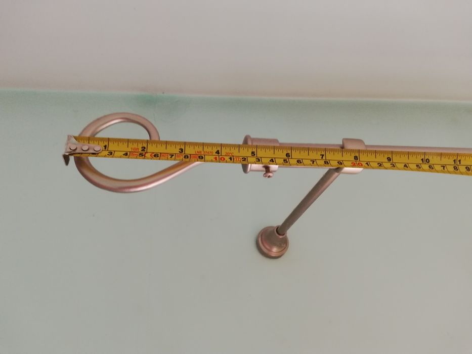 Vând galerie metalică, cu diametrul de 19 mm, 136 cm lungimea barei