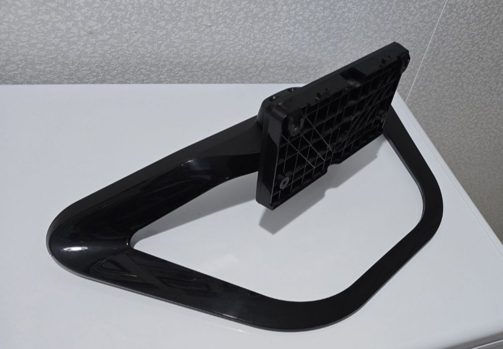 Универсальная подставка под телевизор