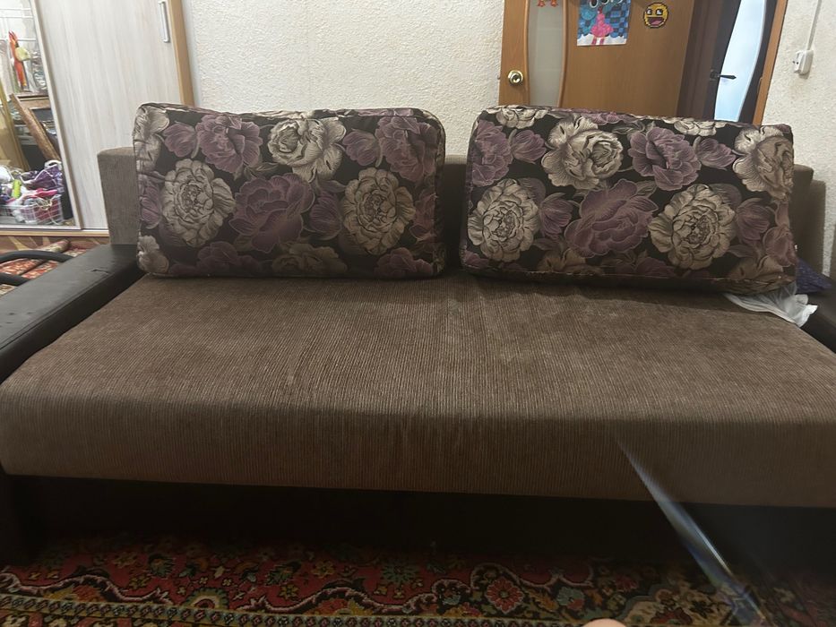 Продам диван б/у, линолеум почти 16м 2