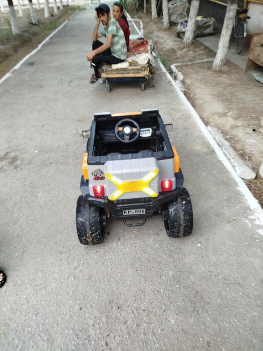 Bolalar akkumulyatorli moshina pultli deyarli yangi