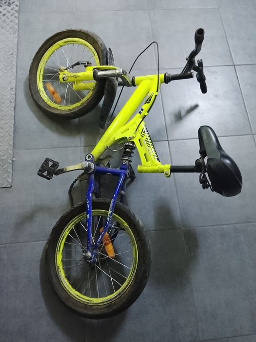 Велику 3 года б/у тормоза не работают. Два колеса лопнуты. А так всё н