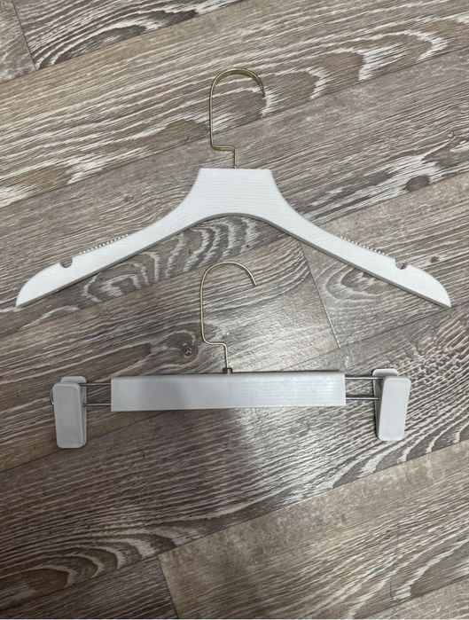 Продам вешалки белые для одежды