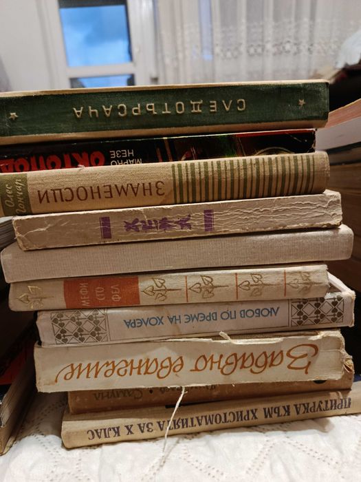Книги от български автори и чуждестранни.
