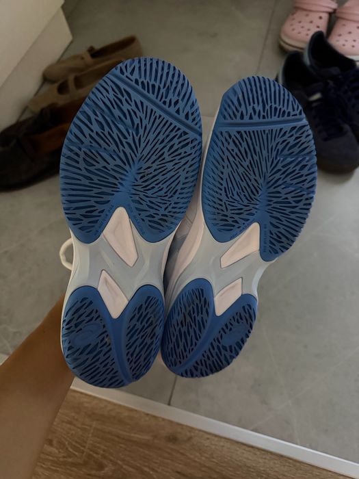 Продам кроссовки теннисные Asics