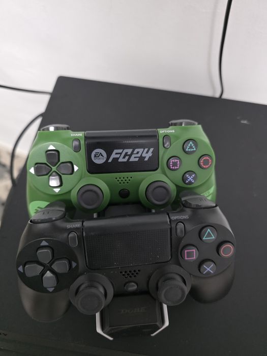 Продам PS 4 PRO ..1 терабайт память