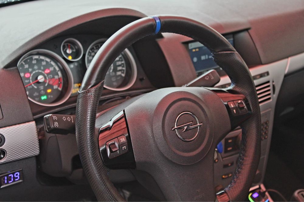 Opel Astra H GTC OPC LINE 2