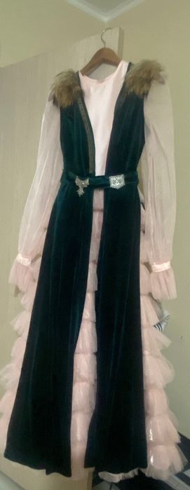 Ұлттық киімдер сатылады