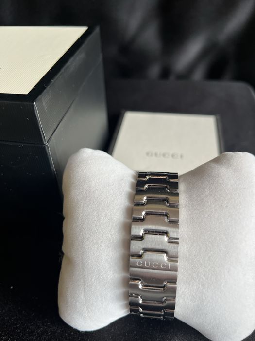 GUCCI оригинален часовник с гаранция и кутия