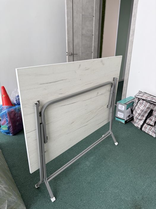 Продам столы светлые